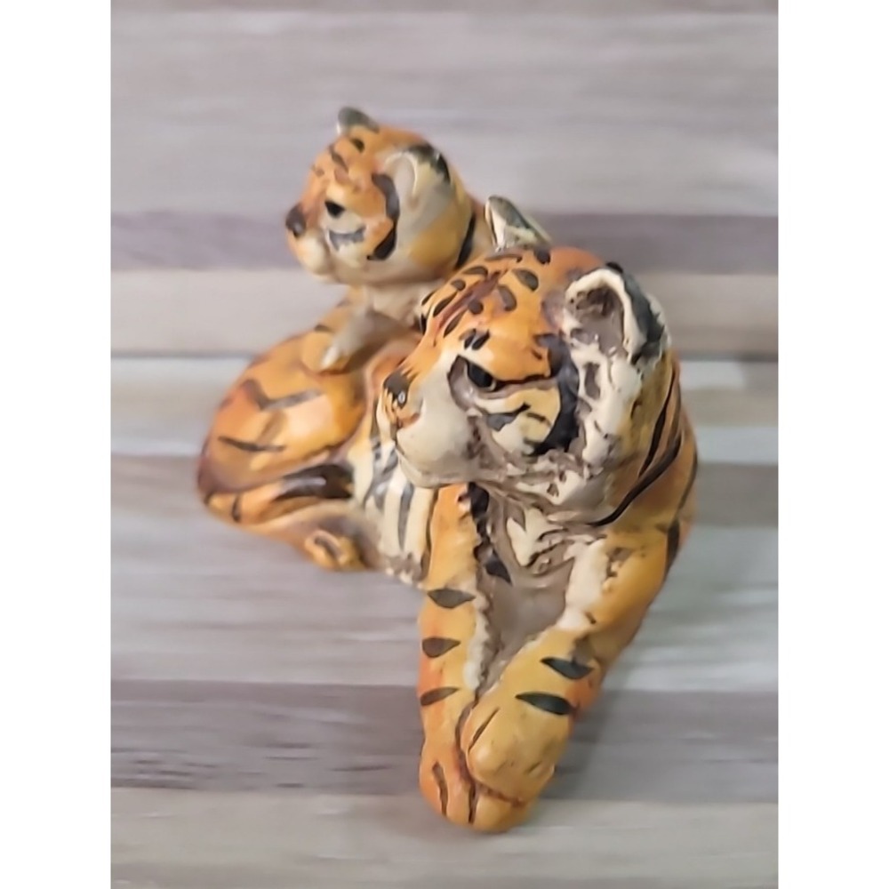Vintage UCTCI Ceramic Hand Painted 2" Momma Tiger w/ Cub‎ Black Eyes Unique - Picture 3 of 8